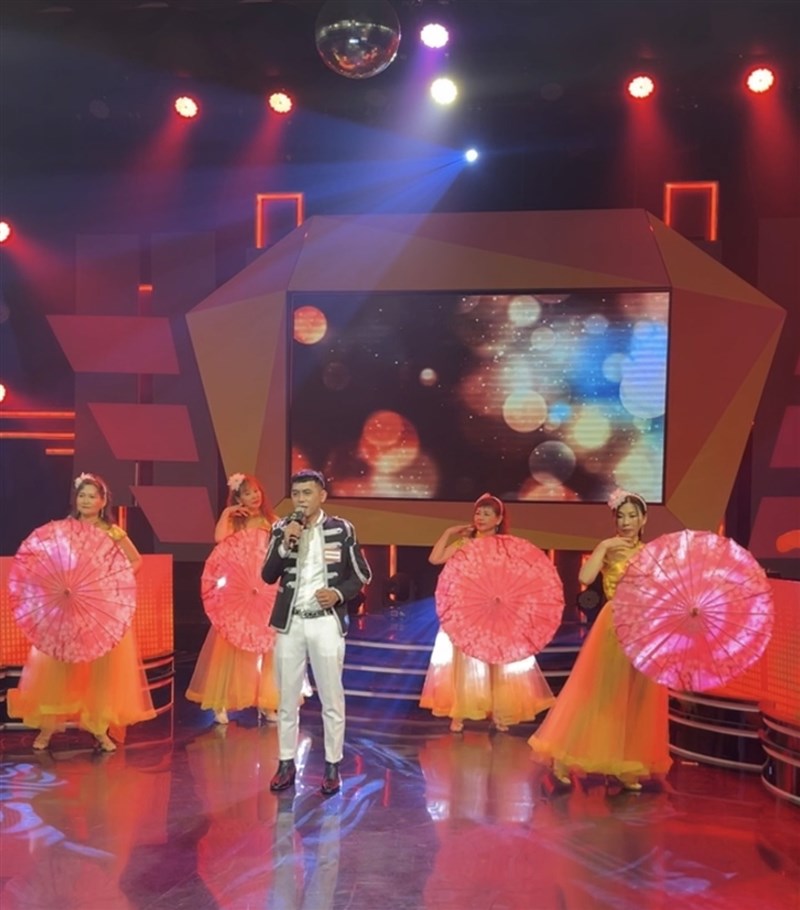 Yuan Roni tampil di acara Dali TV dengan menyanyikan lagu Mandarin pada MInggu 4 April. (Sumber Foto : Yuan Roni)