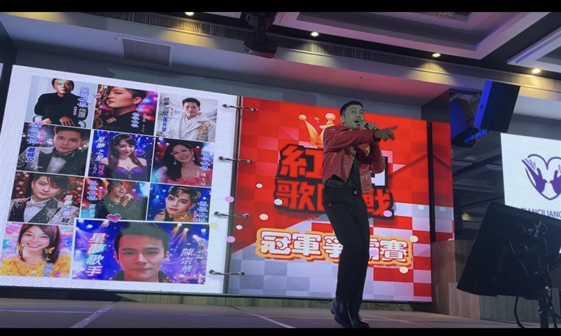 Yuan Roni tampil di sebuah acara TV lokal pada Minggu 18 April dengan menyanyikan lagu berbahasa Indonesia. (Sumber Foto : YUan Roni)