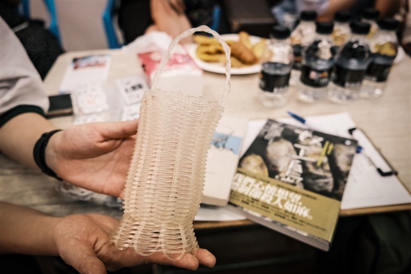 Keranjang khas yang dibuat ABK migran Indonesia di atas kapal jarak jauh. (Sumber foto: Akauw Books)