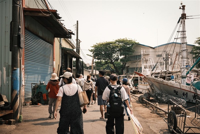 Aktivitas tur jalan kaki Akauw Books dan FOSPI di Donggang, belajar tentang ABK migran Indonesia lewat pengalaman langsung. (Sumber foto: Akauw Books)