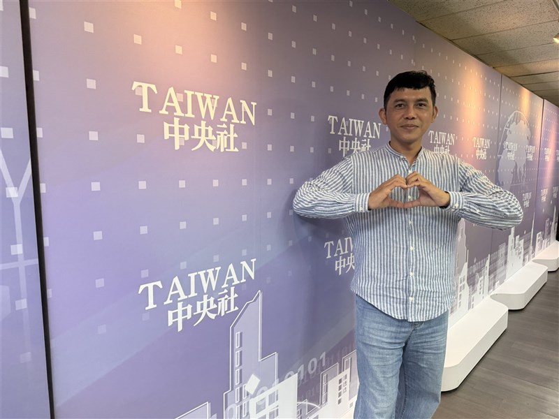 Yuan Roni berpose di studio CNA seusai wawancara. (Sumber Foto : CNA, 23 April 2026).