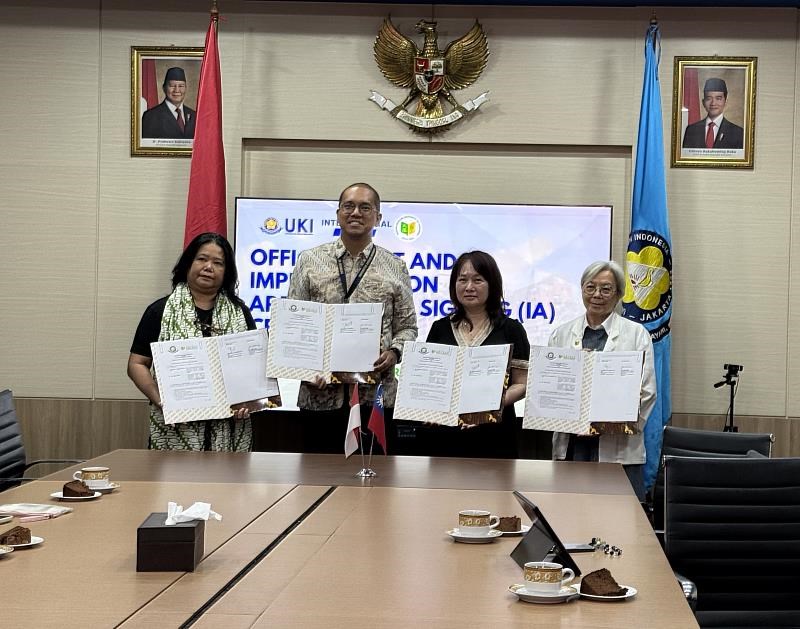 Delegasi WZU menandatangani nota kesepahaman dengan Universitas Kristen Indonesia. (Sumber Foto : WZU)