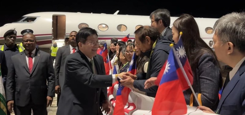 Lin Chia-lung (ketiga dari kiri) menyapa warga Taiwan perantauan di Eswatini pada hari Sabtu. Foto milik Kementerian Luar Negeri