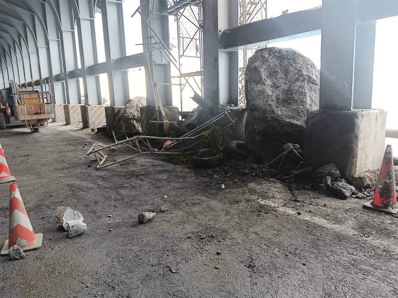 Sebuah longsoran batu menghantam pelindung batu di terowongan terbuka Daqingshui di Jalan Provinsi No. 9 di Hualien pada Minggu pagi. (Sumber Foto : Cabang Wilayah Timur Biro Jalan Raya). 
