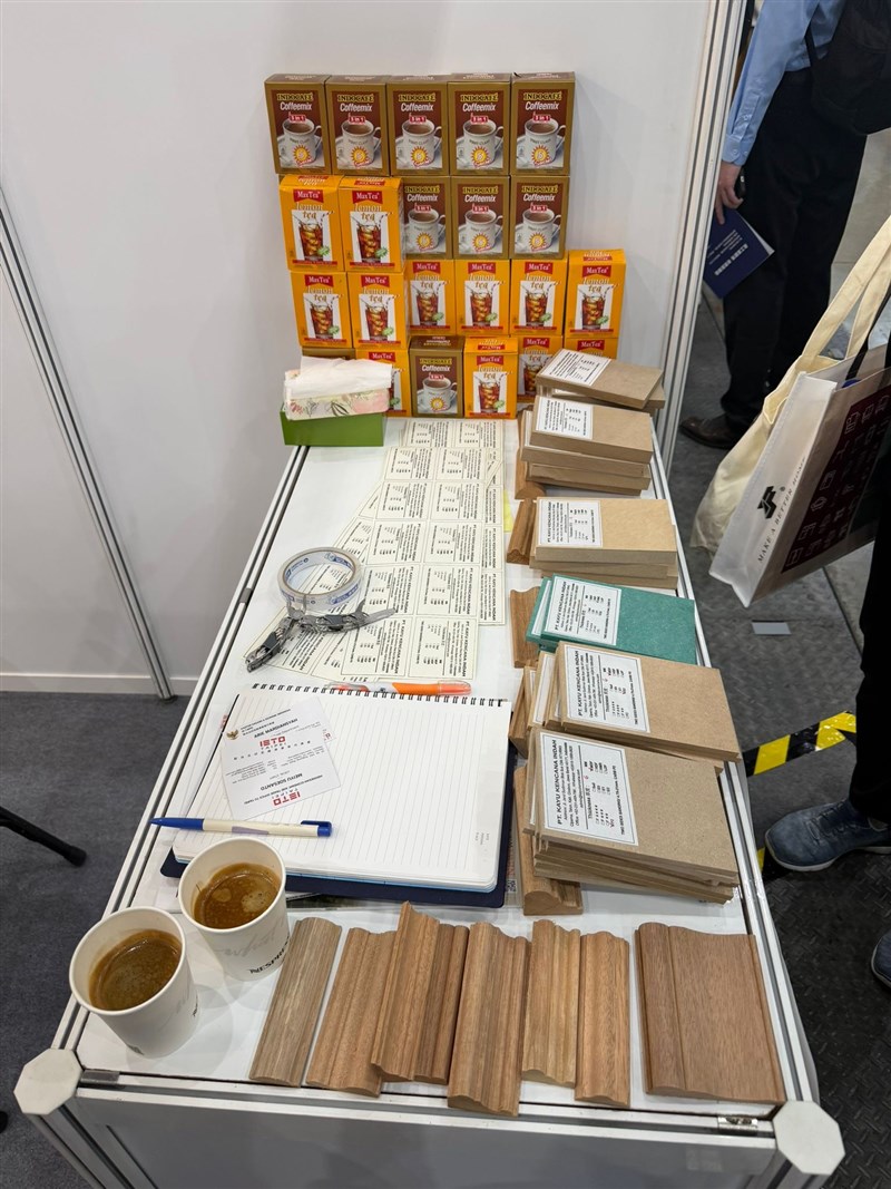 Pameran yang mengusung tema “Craft Smart!”, dengan fokus pada pengolahan kayu cerdas telah membawa tiga pelaku usaha dari Indonesia untuk berpartisipasi. (Sumber Foto : KDEI).