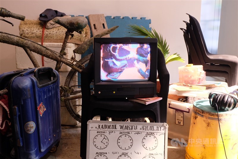 Salah satu materi pameran “A Better Tomorrow” dari duo seniman Taiwan, Working Hard di TheCube Taipei, 26 April 2026. (Sumber foto: CNA)