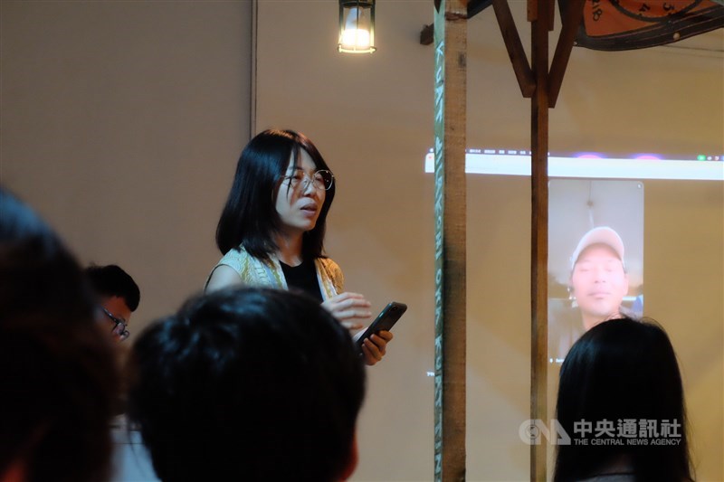 She Wen-Ying, seniman dari Working Hard dalam sesi publik “A Better Tomorrow” di TheCube Taipei, 27 April 2026. (Sumber foto: CNA)