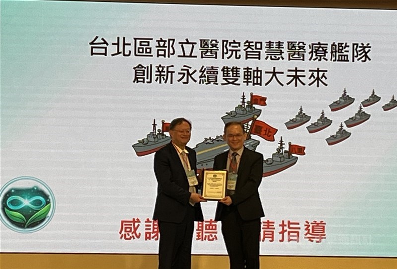 Wakil Direktur RS MOHW Taipei, Wu Chien-hsien (kanan), menerima sertifikat dari Direktur National Taiwan University Hospital, Yu Chung-jen, setelah presentasinya di sebuah seminar di Taipei hari Senin. (Sumber Foto : CNA, 27 April 2026)