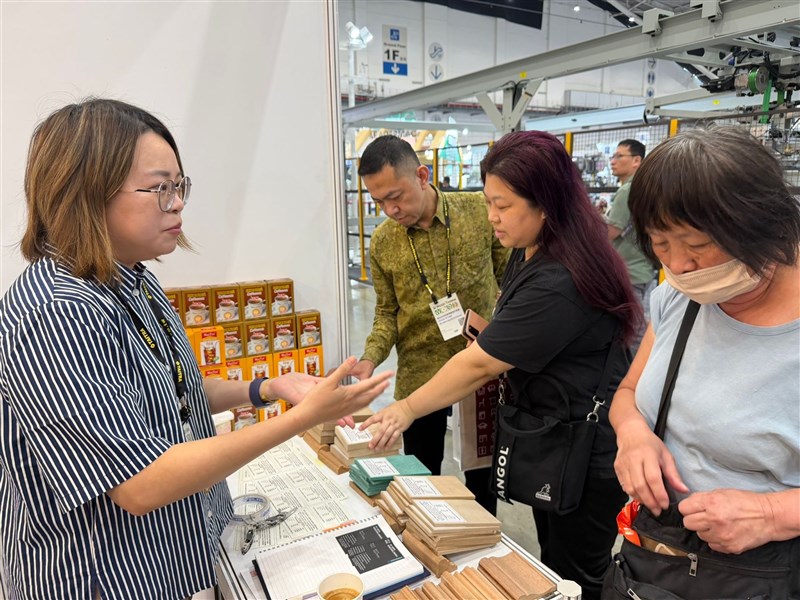 Beberapa pengunjung terlihat sedang mengunjungi salah satu stan yang menampilkan berbagai produk berbahan baku ramah lingkungan, seperti wood pellet, bahan baku peti mati. (Sumber Foto : KDEI)