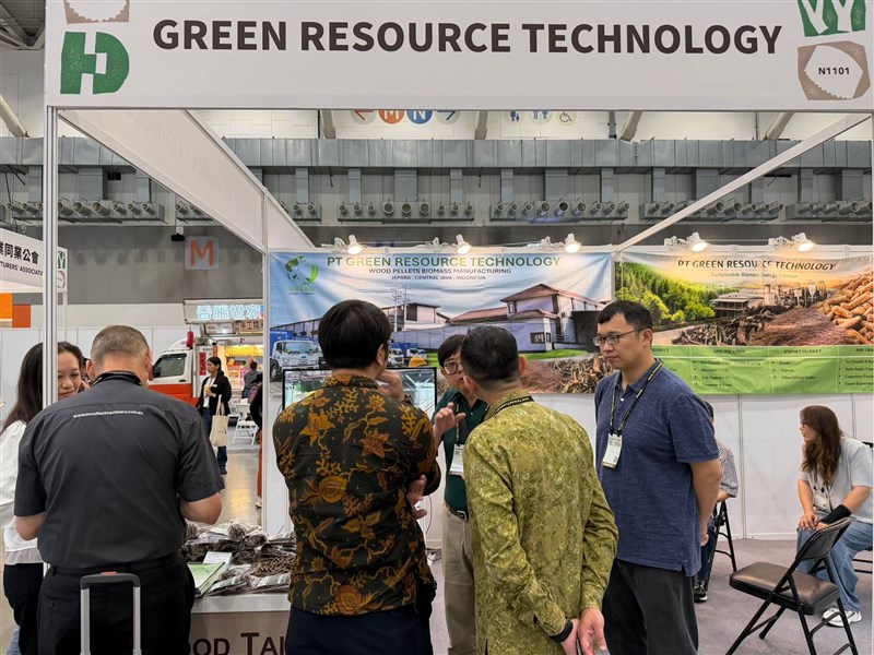 Permintaan wood pellet cukup tinggi, rata-rata mencapai sekitar 500.000 ton per bulan,” ujar Wang Ming Tsung, pemilik Green Resource Technology. (Sumber Foto : KDEI)