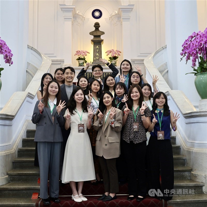 Pendiri One-Forty Kevin Chen (baris kedua, kedua dari kiri) dan timnya di Kantor Kepresidenan hari Selasa. (Sumber Foto : CNA, 28 April 2026)