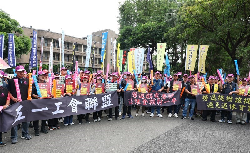Sejumlah kelompok hari Selasa menggelar aksi menjelang Hari Buruh di depan Yuan Eksekutif. (Sumber Foto : CNA, 28 April 2026)