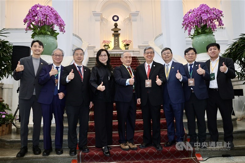Dari kiri: pendiri One-Forty Kevin Chen, Menteri Kebudayaan Li Yuan, Menteri Urusan Ekonomi Kung Ming-hsin, sutradara Hsiao Chu-chen, profesor kehormatan Wang Jung-der, akademisi Academia Sinica Chen Chien-jen, Ketua Realtek Alex Chiu, Menteri Dewan Pembangunan Nasional Yeh Chun-hsien, dan Direktur Utama DataYoo Shaw Wu. (Sumber Foto : CNA, 28 April 2026)