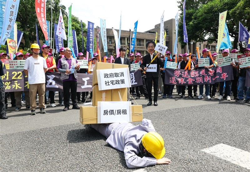 Aksi teatrikal sebuah aliansi Hari Buruh hari Selasa. (Sumber Foto : CNA, 28 April 2026)