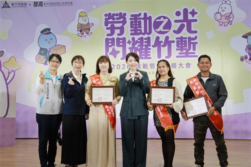 Wali Kota Hsinchu Kao Hung-an (ketiga dari kanan) bersama sejumlah penerima penghargaan, termasuk Mingadi (kanan). (Sumber Foto : Pemerintah Kota Hsinchu)