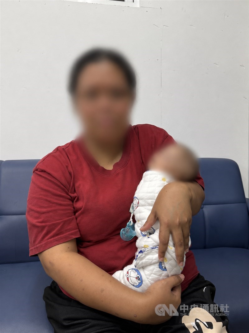 Ninik (bukan nama sebenarnya) menggendong bayi perempuannya yang mengalami kelainan jantung. (Sumber foto: CNA)