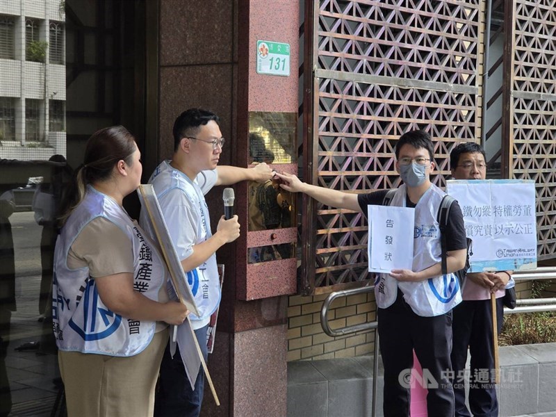 Taiwan Railway Union menggugat Direktur Tenaga Kerja TRC Wu Chang-chih ke Kantor Kejaksaan Distrik Taipei, Rabu. (Sumber Foto : CNA, 29 April 2026)