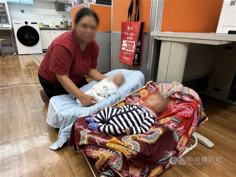 Ninik (bukan nama sebenarnya) bersama dua anak kembarnya yang kini ada di Harmony Home. (Sumber foto: CNA)