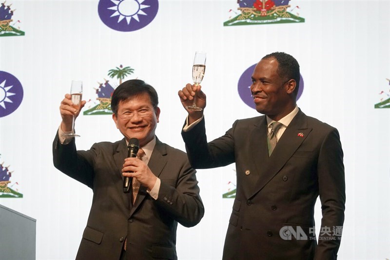Duta Besar Haiti untuk Taiwan, Roudy Stanley Penn (kanan) dan Menteri Luar Negeri Lin Chia-lung. (Sumber Foto : CNA, 30 April 2026)
