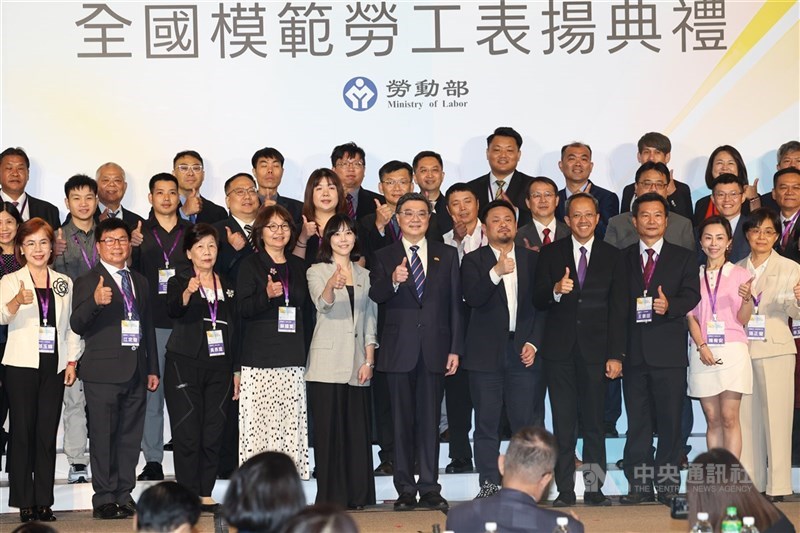 Upacara penghargaan pekerja lokal dan migran nasional dari Kementerian Ketenagakerjaan pada Rabu, dihadiri Perdana Menteri Cho Jung-tai (keenam dari kanan), Menteri Ketenagakerjaan Hung Sun-han (kelima dari kanan), Kepala KDEI Taipei Arif Sulistyo (keempat dari kanan), dan yang lainnya. (Sumber Foto : CNA, 29 April 2026)