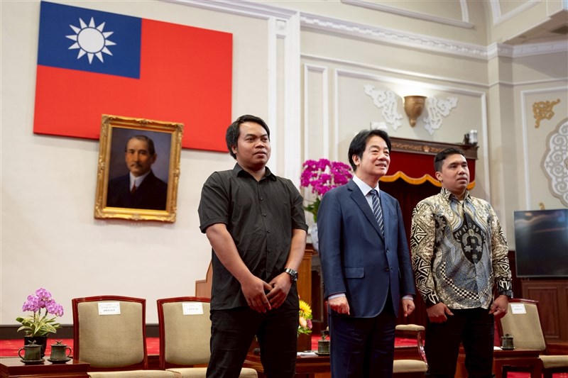 Kholis Intamu (kanan) berfoto bersama Presiden Lai Ching-te (tengah). (Sumber Foto : Kantor Kepresidenan)