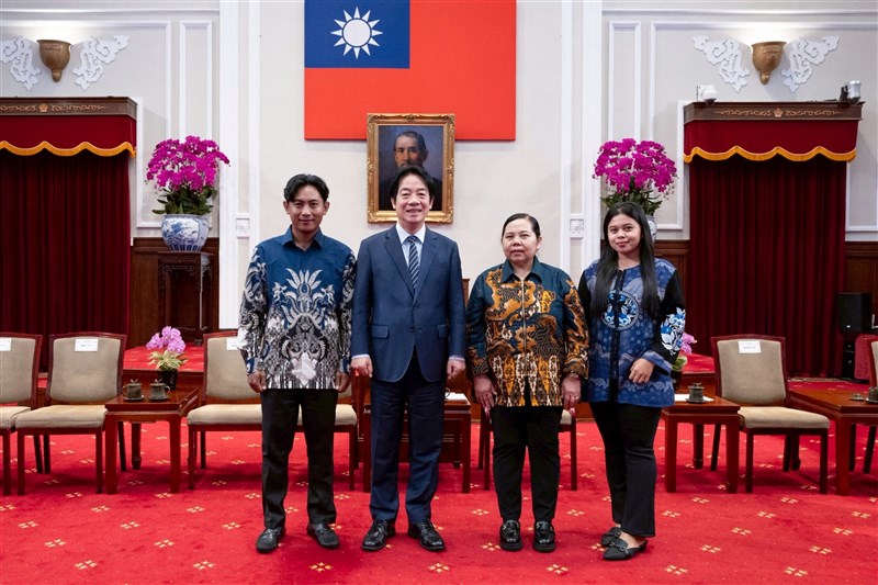 Sutiyani (kedua dari kanan) dan Presiden Lai Ching-te (kedua dari kiri). (Sumber Foto : Kantor Kepresidenan)