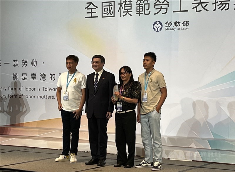 Perawat Filipina Gemina Marife Sulay (kedua kanan) menerima penghargaan dari Perdana Menteri Cho Jung-tai (kedua kiri), didampingi putranya (pertama kanan) dan keponakannya, dalam sebuah upacara di Taipei hari Rabu. (Sumber Foto : CNA, 29 April 2026)