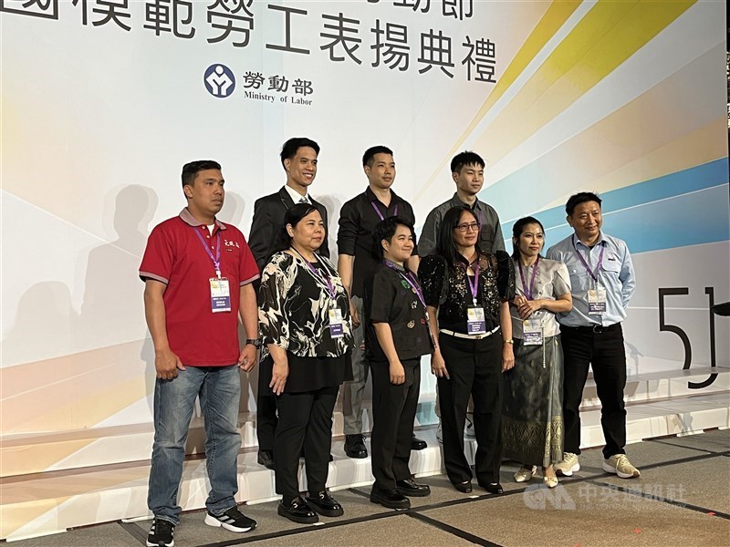 Sembilan dari 10 pekerja migran yang mendapat penghargaan tahun ini menghadiri upacara Penghargaan Pekerja Teladan Nasional secara langsung di Taipei hari Rabu. (Sumber Foto : CNA, 29 April 2026)