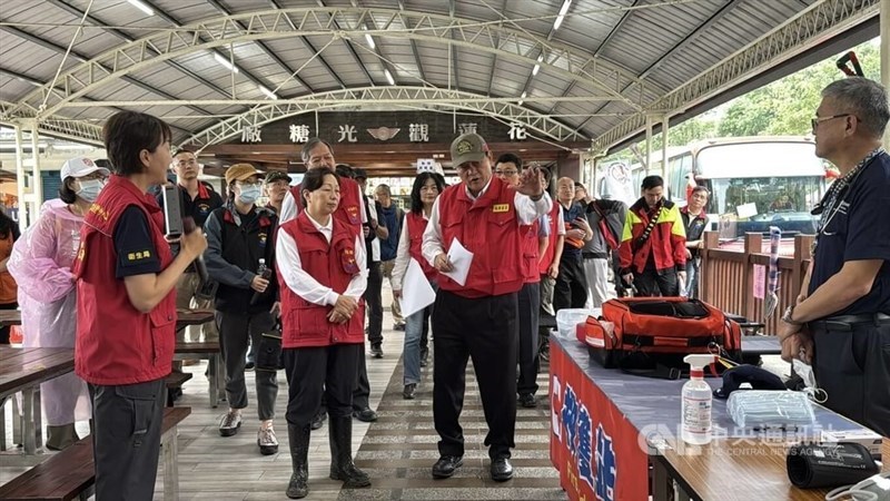 Menteri tanpa Portofolio Chi Lien-cheng (depan kanan kedua) dan Bupati Kabupaten Hualien Hsu Chen-wei (depan kiri kedua) saat latihan evakuasi di Hualien pada Kamis. (Sumber Foto : CNA, 30 April 2026)