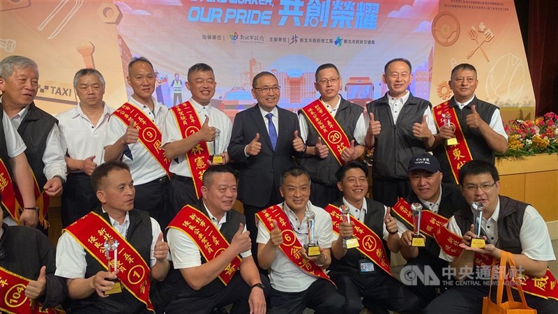 Wali Kota Hou Yu-ih (belakang, keempat dari kanan) dalam upacara penghargaan pekerja teladan New Taipei pada Kamis. (Sumber Foto : CNA, 30 April 2026)
