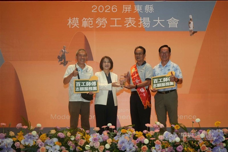 Bupati Pingtung Chou Chun-mi (kedua dari kiri) memberikan penghargaan pekerja teladan ke Tsai Wu-hsiung (kedua dari kanan). (Sumber Foto : CNA, 30 April 2026)