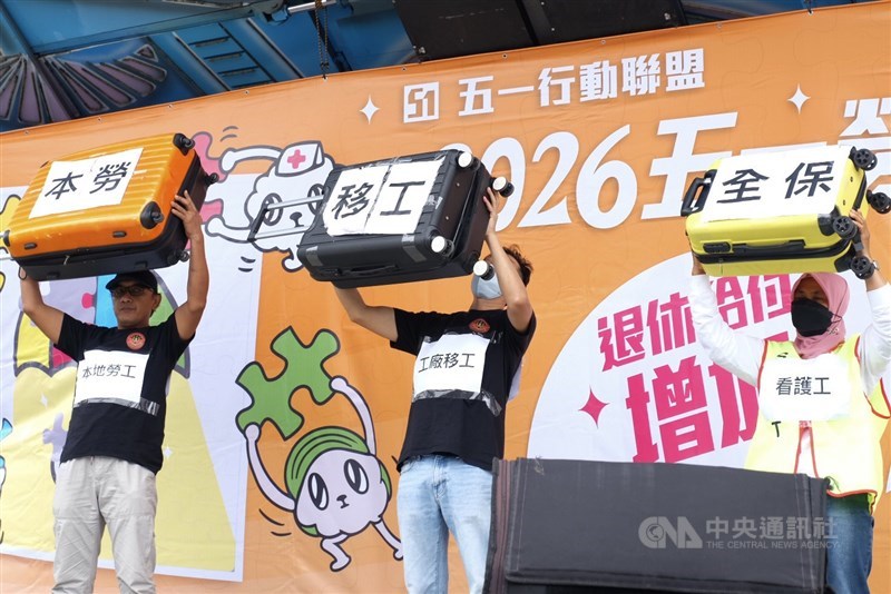 Sebuah aksi teatrikal yang menyoroti kelas pekerja di Taiwan yang masih dikotak-kotakan antara pekerja migran asing (PMA) formal, sektor domestik, dan pekerja lokal. (Sumber Foto : CNA, 1 Mei 2026)