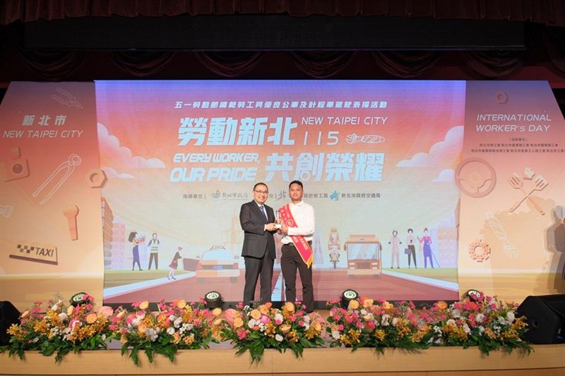 Wali Kota Hou Yu-ih (kiri) dan PMI peraih penghargaan, Febri Aknis Alfian hari Kamis. (Sumber Foto : Departemen Urusan Ketenagakerjaan Kota New Taipei)