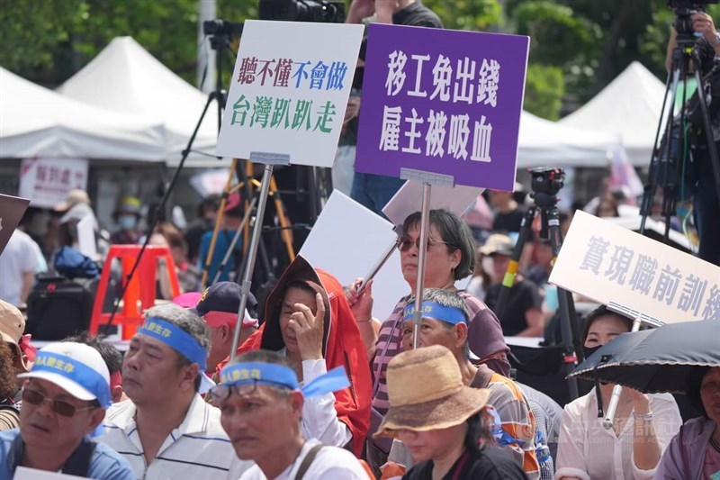 Keluarga yang mempekerjakan pengasuh migran mengadakan unjuk rasa di Taipei pada hari Sabtu. Foto CNA 2 Mei 2026