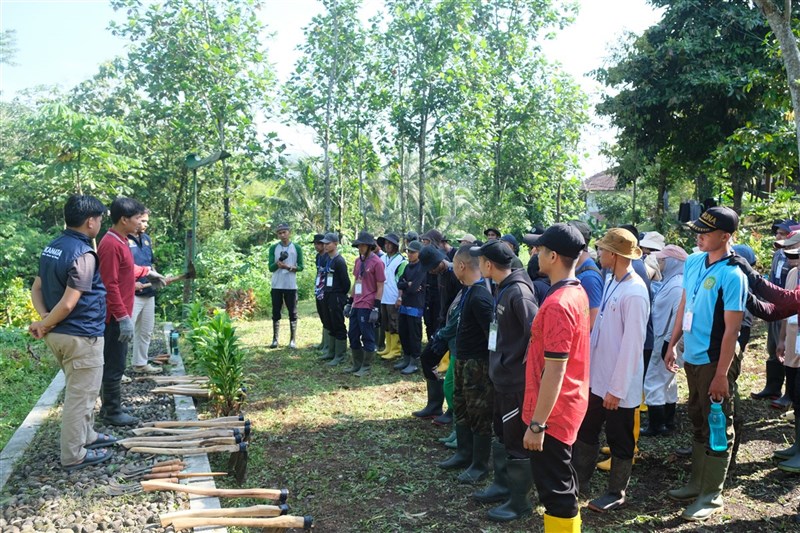 Pelatihan prakeberangkatan calon peserta program magang petani muda di Taiwan. (Sumber Foto : Badan Penyuluhan dan Pengembangan Sumber Daya Manusia Pertanian Kementan RI)