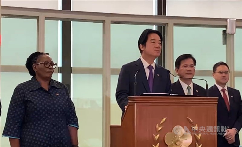 Presiden Lai Ching-te berbicara di Bandara Internasional Taoyuan Taiwan setelah kembali dari kunjungan ke Eswatini pada hari Selasa. Foto CNA 5 Mei 2026