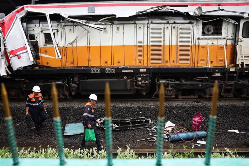 Kecelakaan kereta api di Stasiun Bekasi Timur pada 27 April. (Sumber Foto : Reuters)