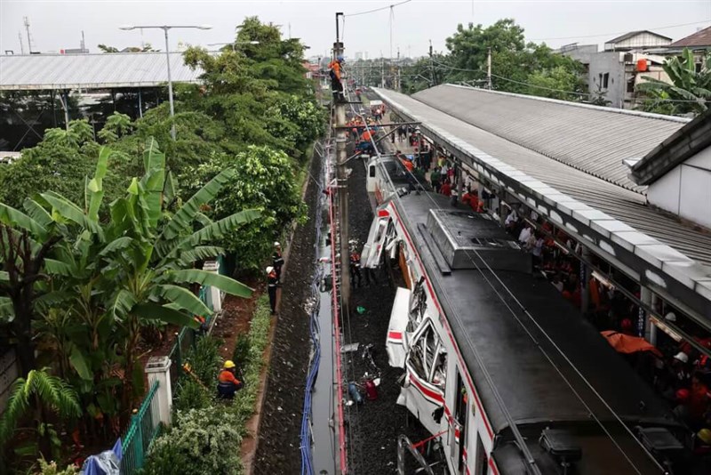 Kecelakaan kereta api di Stasiun Bekasi Timur pada 27 April. (Sumber Foto : Reuters)
