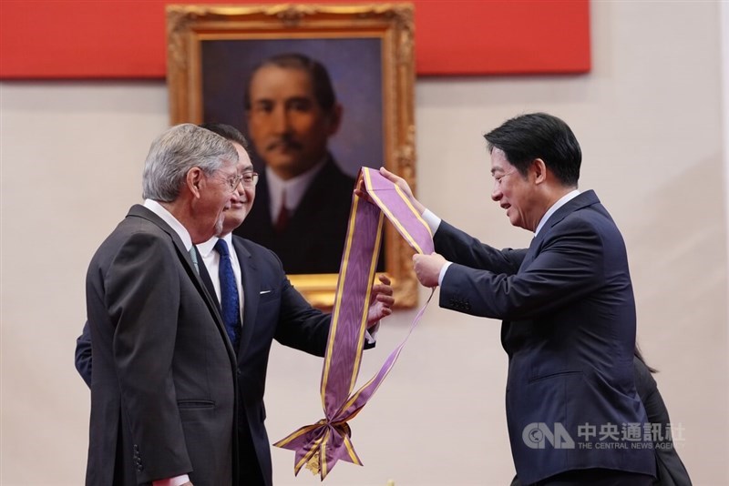 Presiden Lai Ching-te (kanan) menganugerahkan Order of Brilliant Star dengan Grand Cordon kepada Michael J. Fonte (kiri depan), mantan kepala misi Partai Progresif Demokratik di Amerika Serikat, dalam sebuah upacara yang diadakan di Kantor Kepresidenan pada Rabu. (Sumber Foto : CNA, 6 Mei 2026)