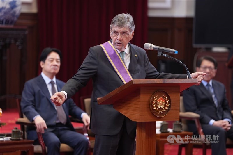Michael J. Fonte (tengah depan). (Sumber Foto : CNA, 6 Mei 2026)