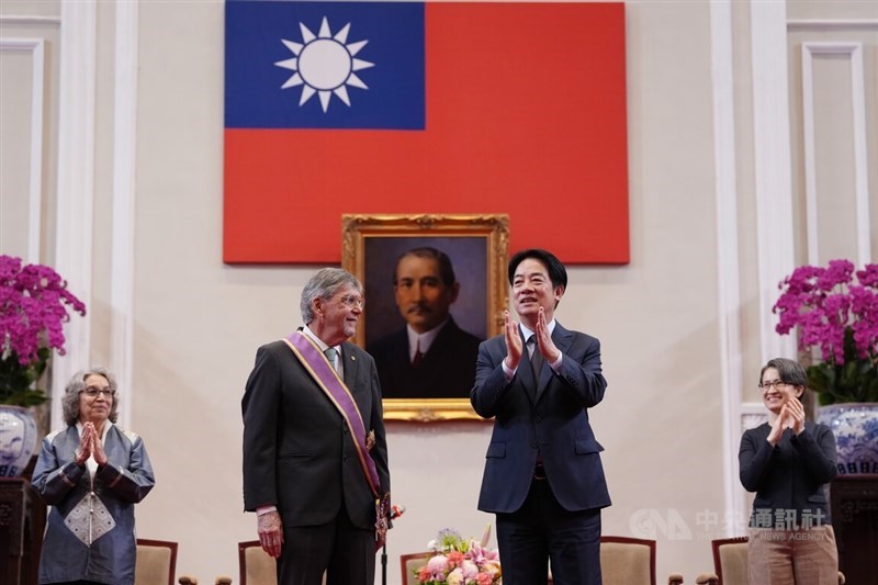 Presiden Lai Ching-te (kedua dari kanan) dan Wakil Presiden Hsiao Bi-khim (kanan) memberikan tepuk tangan kepada Michael J. Fonte (kedua dari kiri) dalam sebuah upacara di Kantor Kepresidenan pada hari Rabu. (Sumber Foto : CNA, 6 Mei 2026)