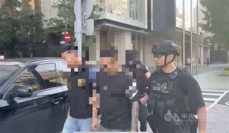 Seorang pria bermarga Wan (kedua dari kiri) ditangkap di Taichung pada hari Kamis setelah menyerempet seorang petugas polisi saat melarikan diri dari pos pemeriksaan di Taipei pada Rabu malam. (Sumber Foto : CNA, 7 Mei 2026)