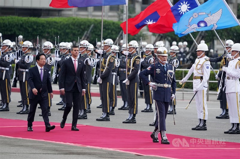 Presiden Lai Ching-te (depan kiri) menyambut Presiden Paraguay Santiago Peña (depan kedua dari kiri) di Kantor Kepresidenan di Taipei dengan upacara kehormatan militer hari Jumat. (Sumber Foto : CNA, 8 Mei 2026)
