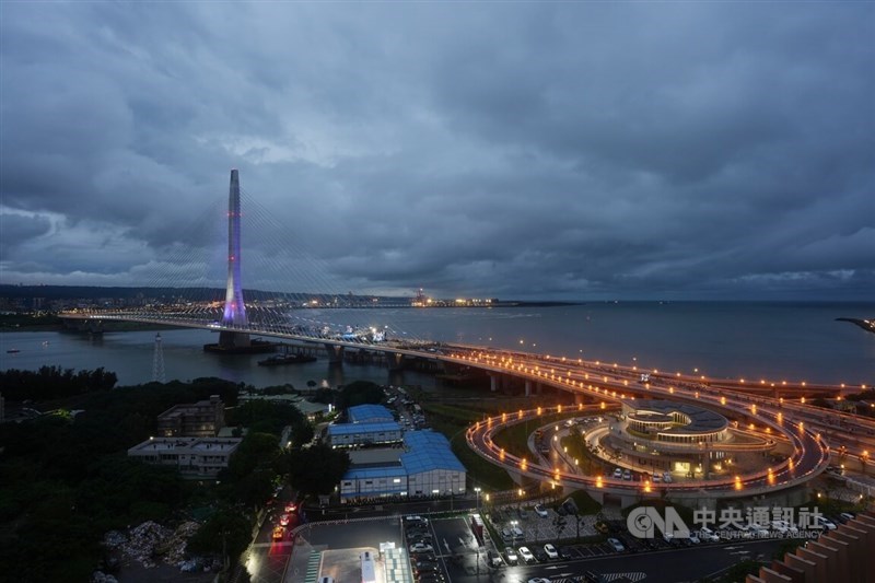 Jembatan Danjiang menyala saat malam perlahan tiba di New Taipei pada Sabtu. (Sumber Foto : CNA, 9 Mei 2026)