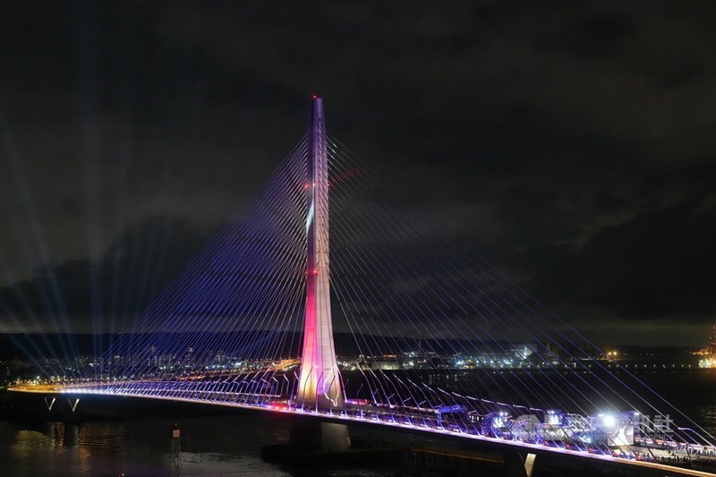 Lampu ungu dan merah menerangi Jembatan Danjiang pada Sabtu malam. (Sumber Foto : CNA, 9 Mei 2026)