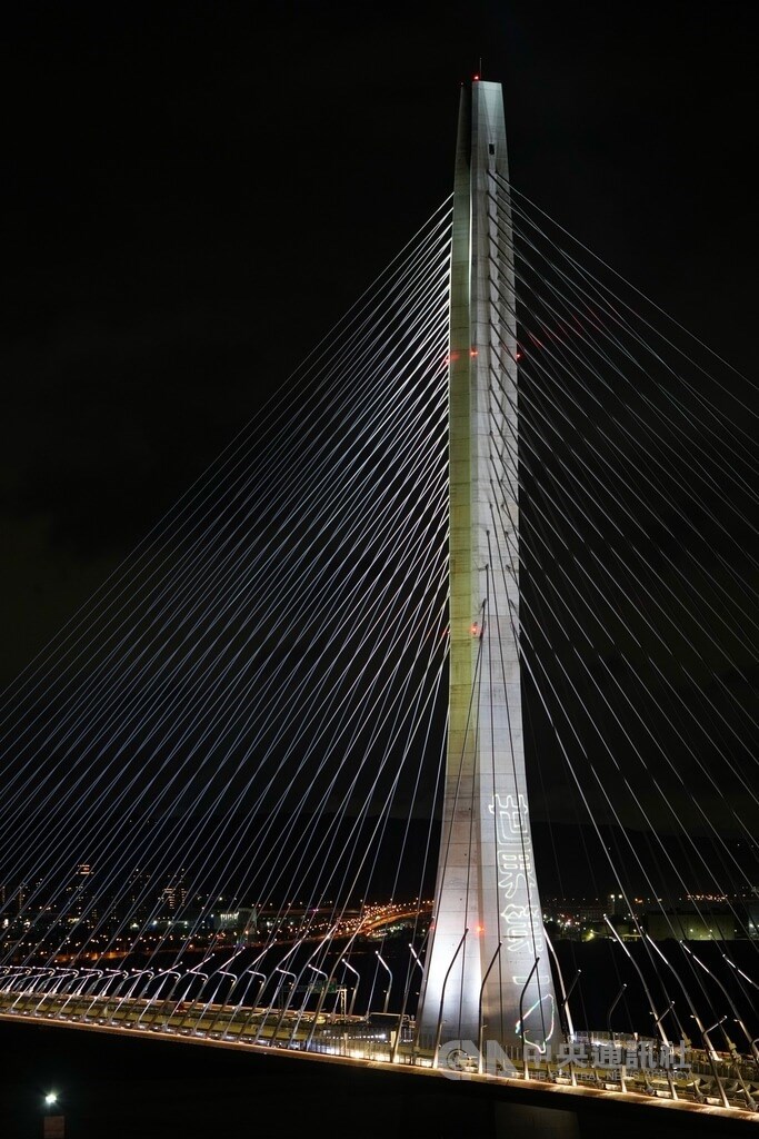 Pencahayaan khusus yang menampilkan Taiwan dengan teks "nomor satu di dunia" dipajang di Jembatan Danjiang pada Sabtu malam. (Sumber Foto : CNA, 9 Mei 2026)