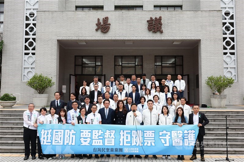 Ketua KMT Cheng Li-wun (depan, kesembilan dari kiri), Ketua TPP Huang Kuo-chang (depan, kedelapan dari kiri), dan anggota partai mereka dalam konferensi pers di luar gedung Parlemen, Jumat. (Sumber Foto : CNA, 8 Mei 2026)