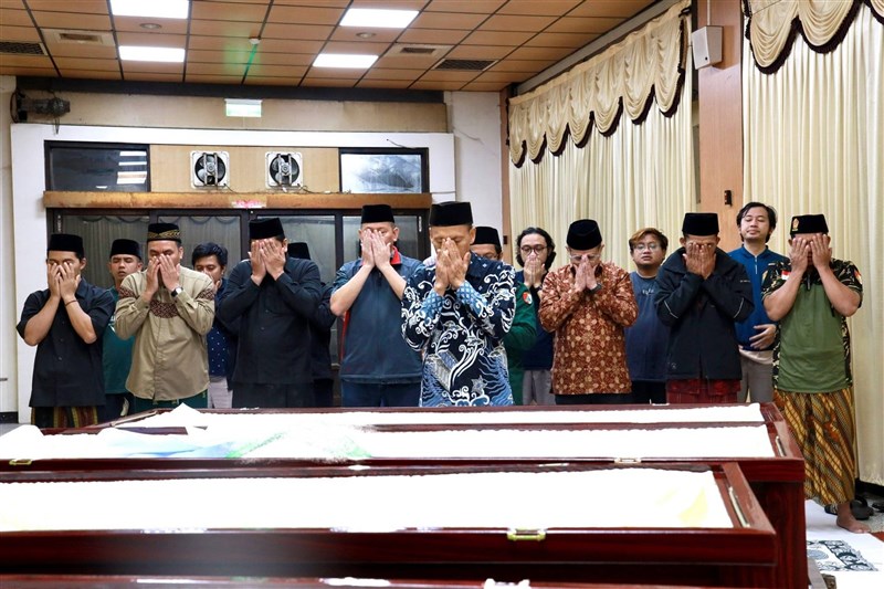 Pemulasaraan jenazah di Rumah Duka Zhongli, Sabtu. (Sumber Foto : Facebook KDEI Taipei)