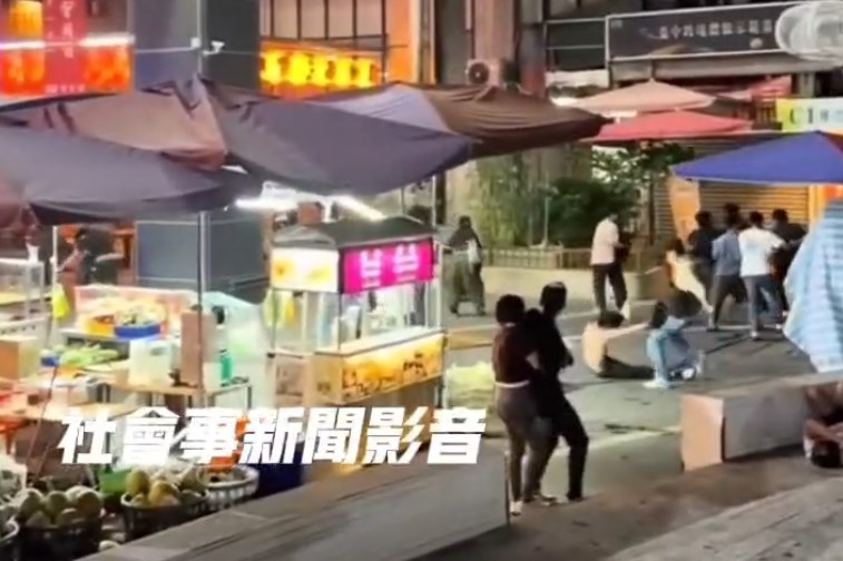 Bentrokan sejumlah pekerja migran di Taichung. (Sumber Foto : Tangkapan layar video 社會事新聞影音)