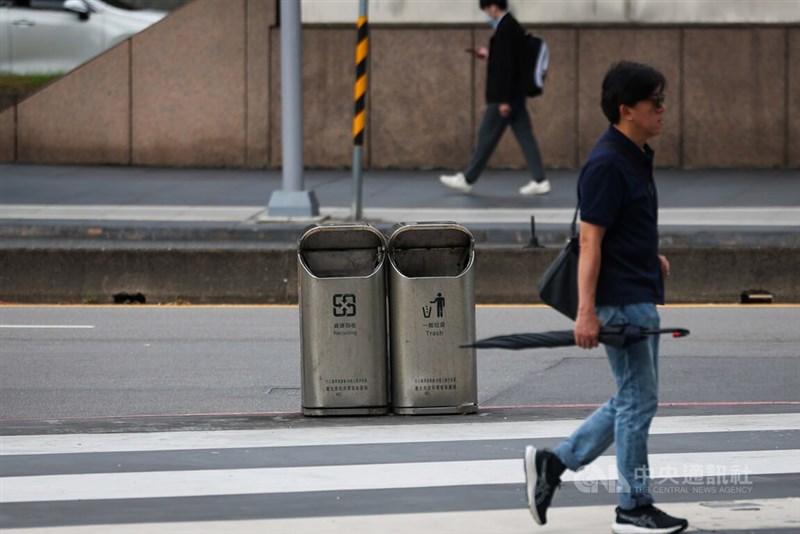 Tempat sampah pejalan kaki di pinggir jalan Distrik Shilin, Taipei. (Sumber Foto : CNA, 11 Mei 2026)